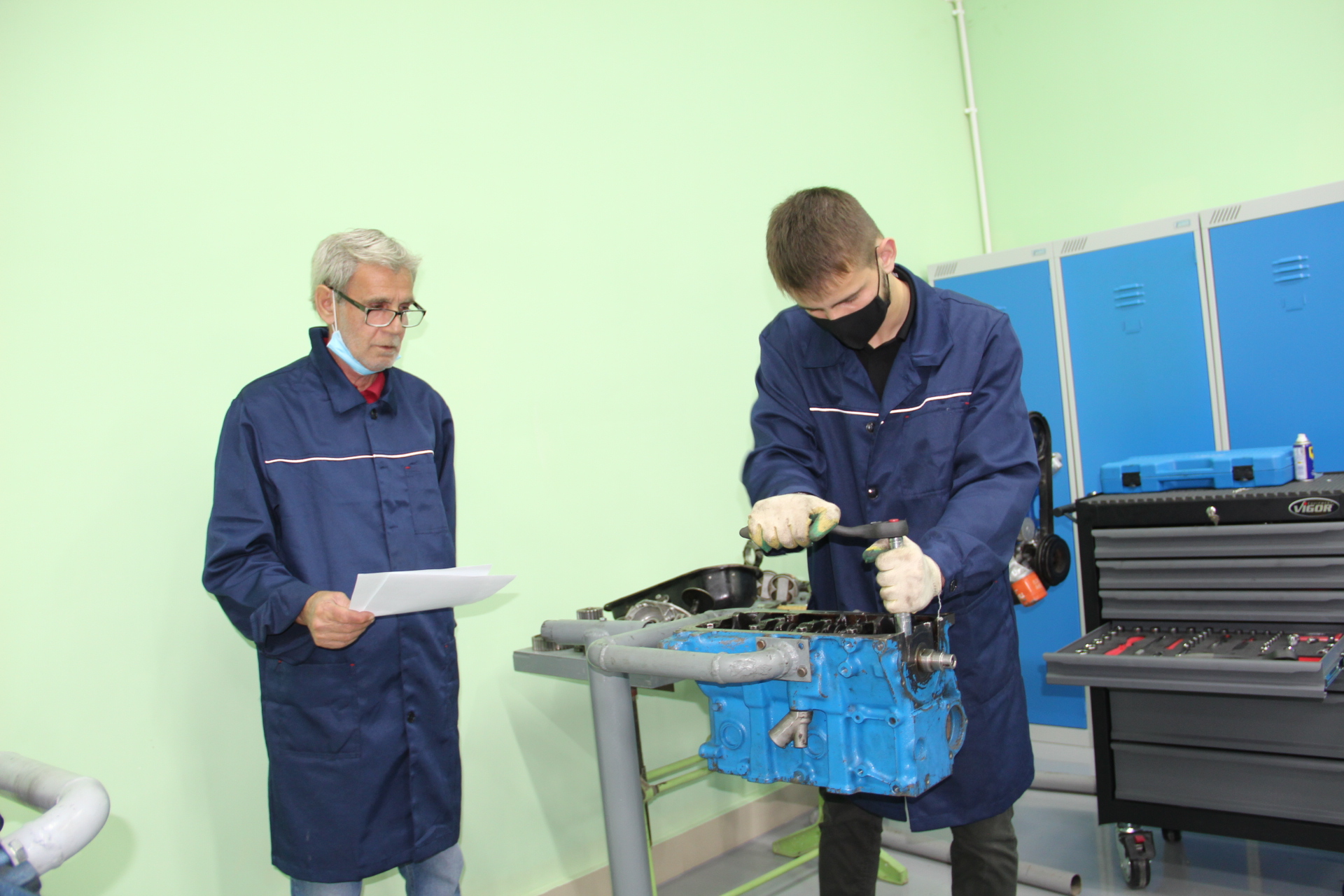 Слесарь электрик. Инженер на производстве. Популяризация рабочих профессий. Дети популяризация рабочей профессии. Молодые сварщики.